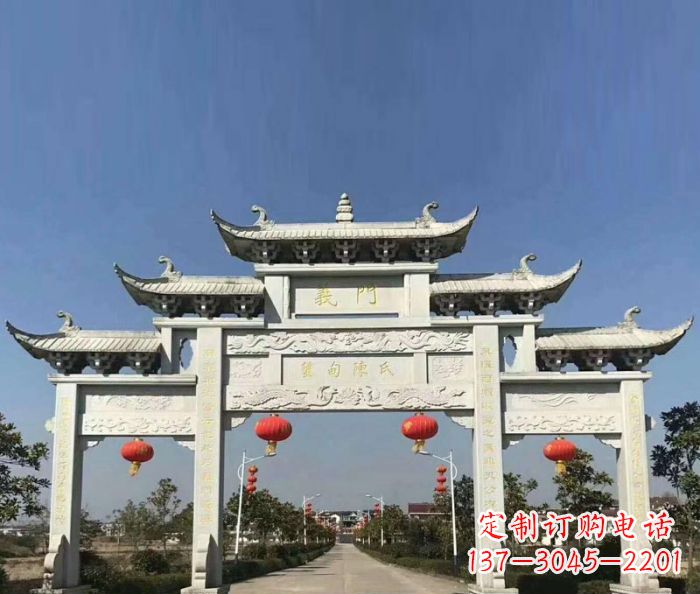 烟台传承百年,村口牌楼雕塑的历史