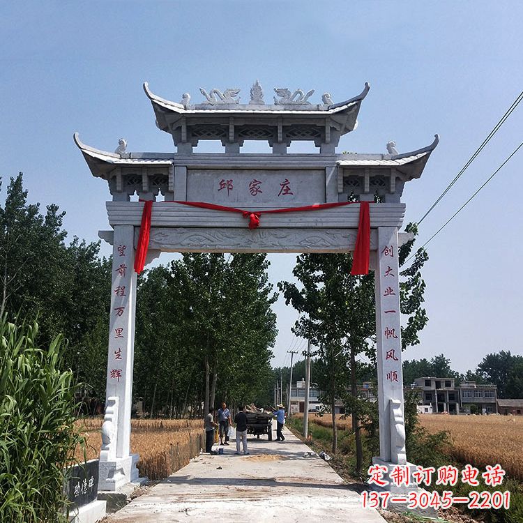 烟台古村落中的石牌坊雕塑