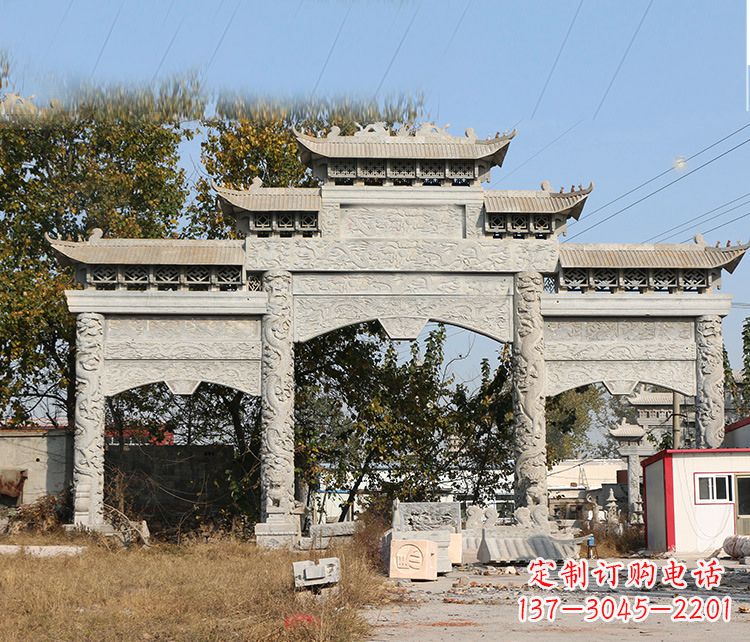 烟台村镇门口的石雕牌坊展现精湛工艺