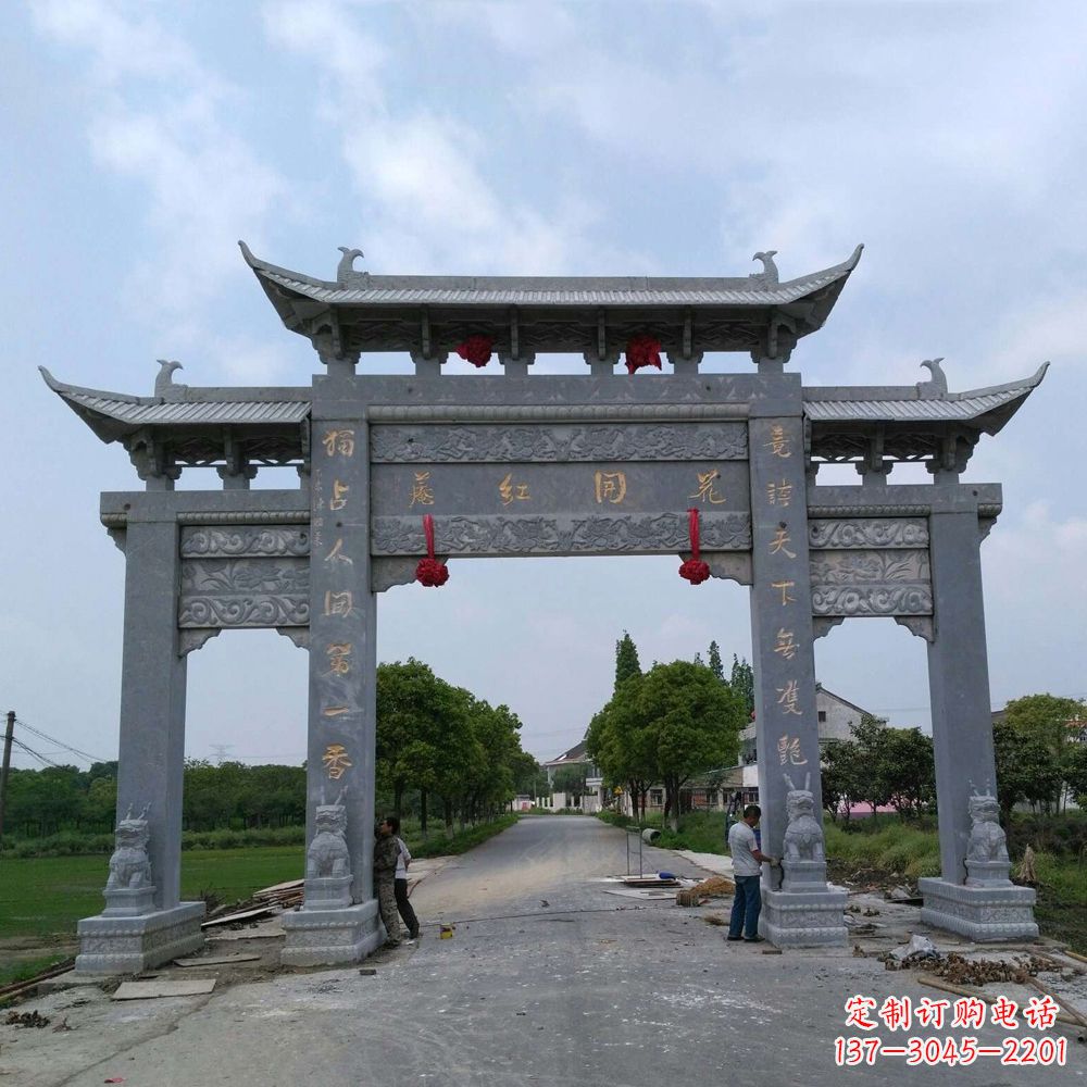 烟台青石三门牌坊雕塑传承中国古典文化