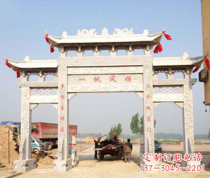 烟台村庄大理石三门牌坊石雕。