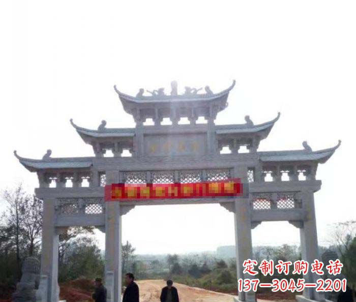 烟台三门石雕牌楼古老而精美的雕塑