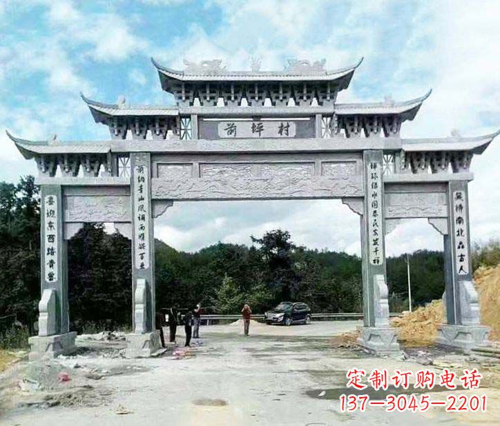 烟台村庄三门石牌坊石雕的内容。