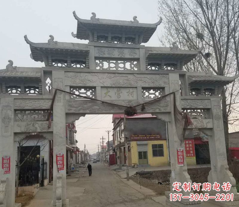烟台村庄三门石牌坊石雕传承古老文化