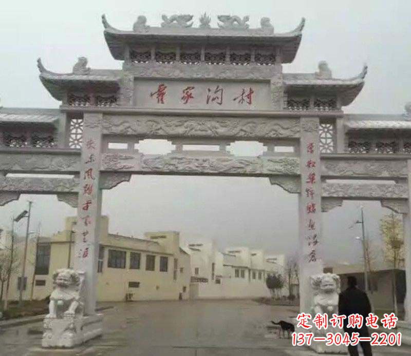 烟台村庄三门石牌坊雕塑的历史与文化
