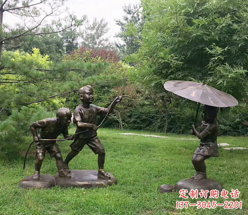 烟台打伞玩水的儿童铜雕