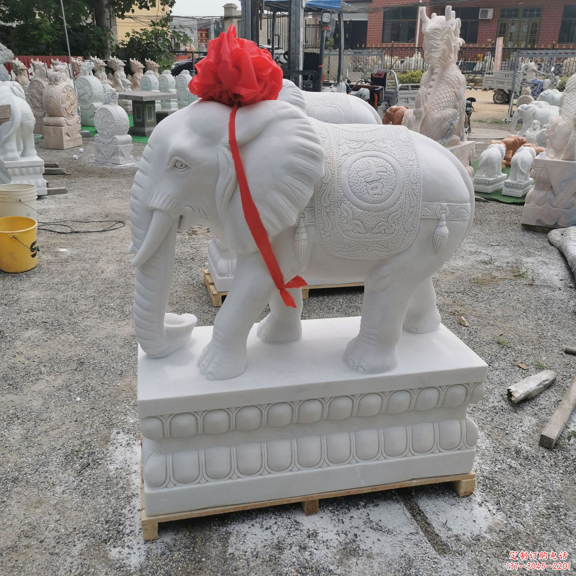 烟台迷人的大象石雕卧姿