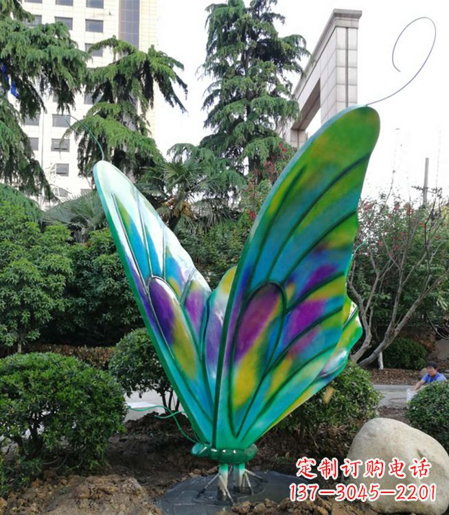 烟台华丽璀璨的蝴蝶彩绘雕塑