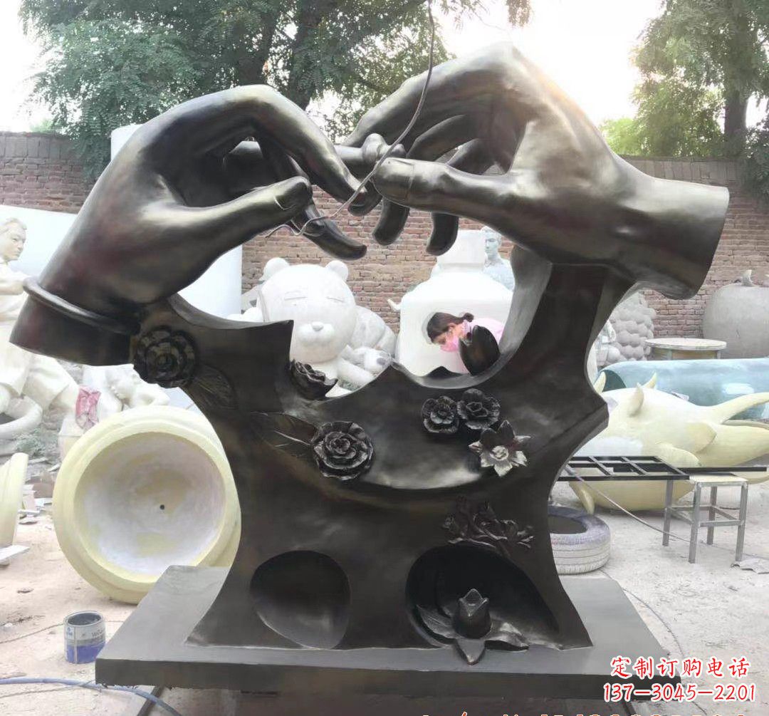 烟台戴戒指景观铜雕