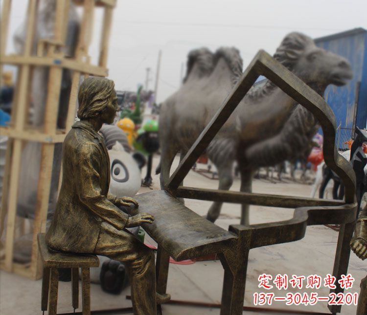 烟台弹抽象钢琴的人物铜雕