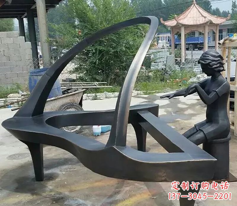 烟台弹钢琴广场抽象铜雕