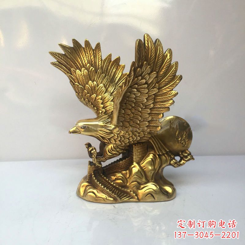 烟台高雅迷人的镀金铜老鹰雕塑