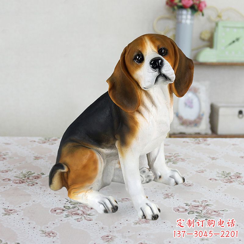 烟台玻璃钢蹲姿仿真比格犬雕塑