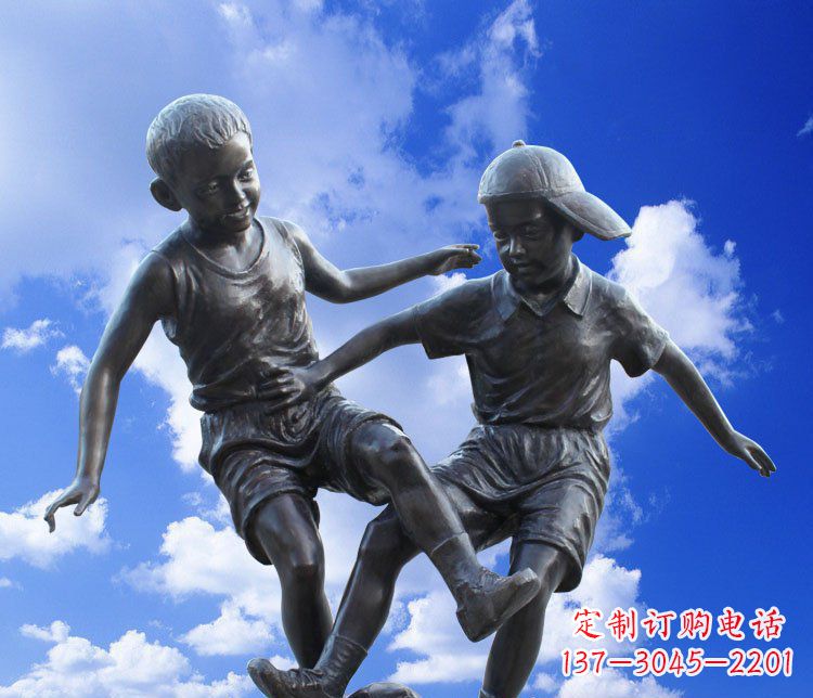 烟台儿童踢球校园玻璃钢仿铜景观雕塑