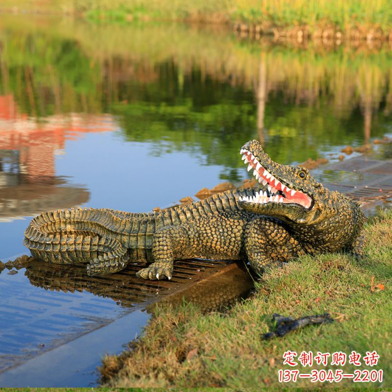 烟台仿真鳄鱼雕塑湿地公园水塘水景动物摆件