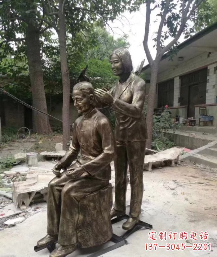 烟台纪念母亲的传统铜雕梳头人物