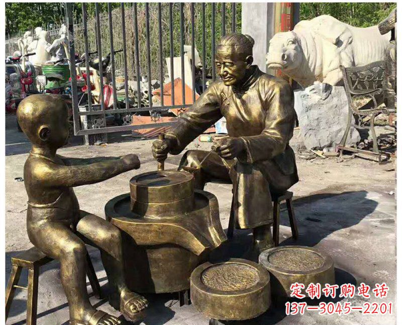 烟台传承传统,细节丰富的把老人磨豆浆雕塑
