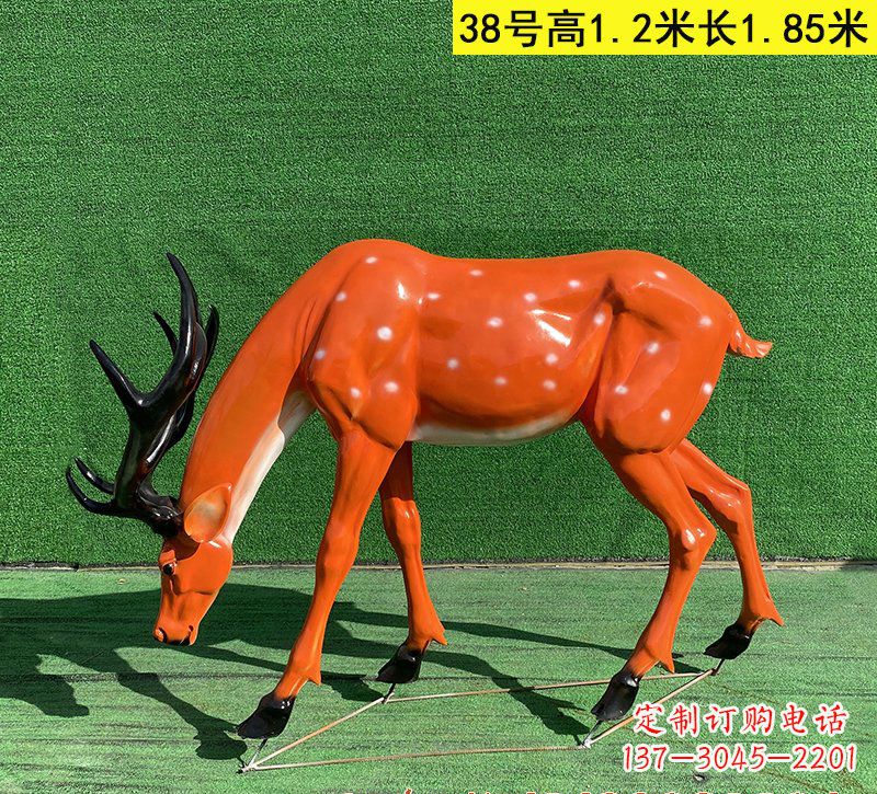 烟台以玻璃钢精心制作的梅花鹿雕塑