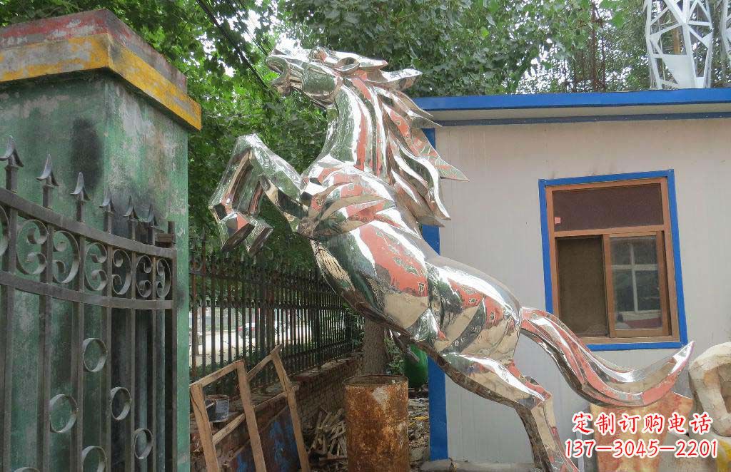 烟台优雅凌厉的不锈钢奔跑马雕塑