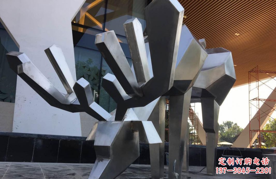 烟台公园不锈钢大型抽象驯鹿雕塑