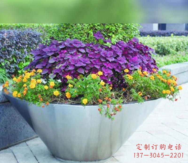 烟台中领雕塑精致无比的花盆雕塑