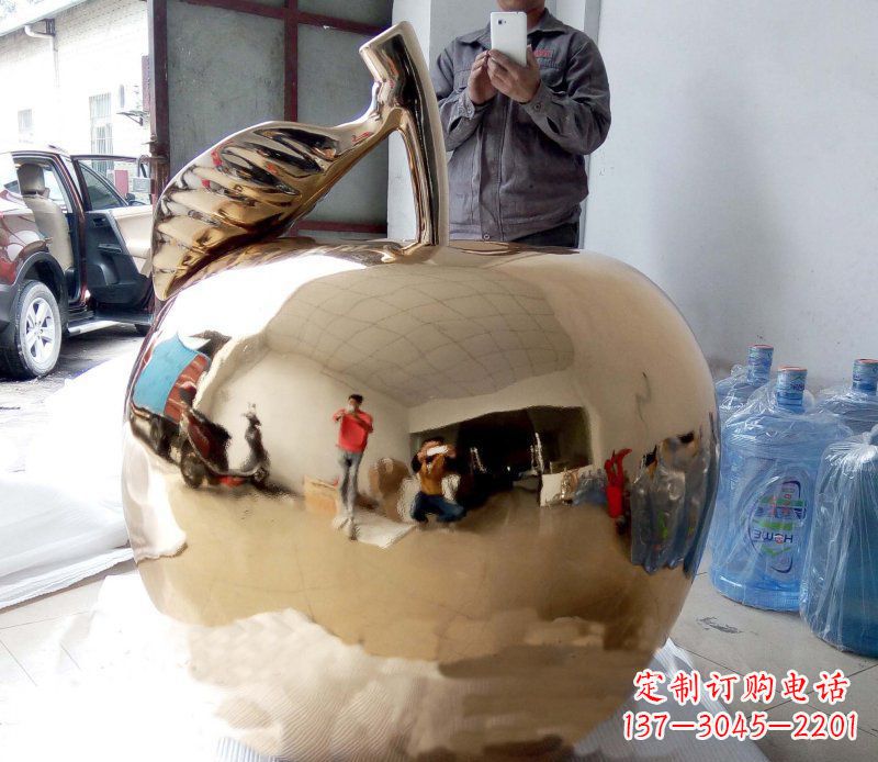 烟台精美的不锈钢镜面苹果雕塑