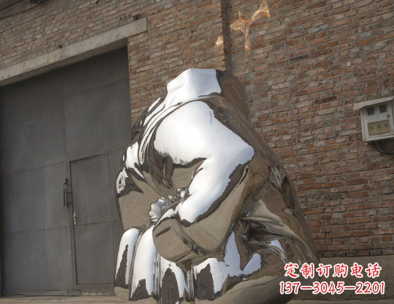 烟台冰冷威力,让精神抖动的不锈钢拳头雕塑
