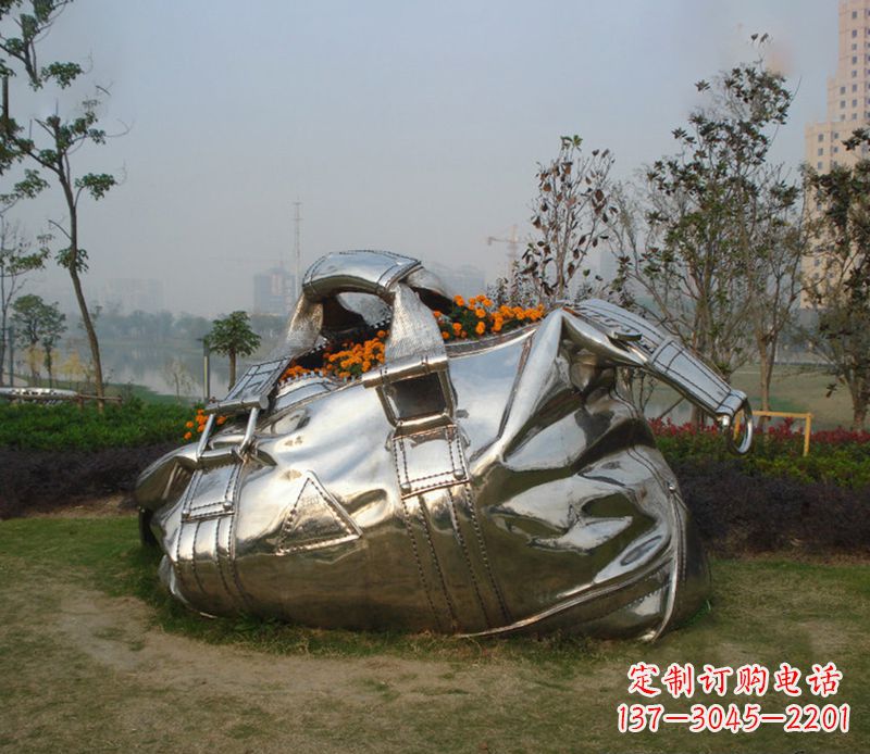 烟台不锈钢手提包雕塑--传承经典,拥有独特之美