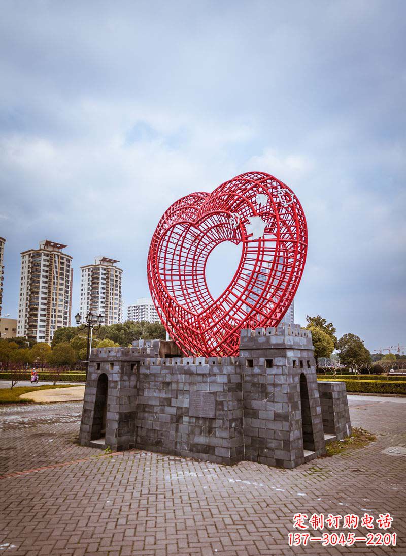 烟台拥抱和平的心以心型和平鸽雕塑传递心意