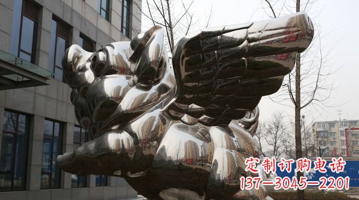 烟台精美不锈钢大翅膀猪景观雕塑
