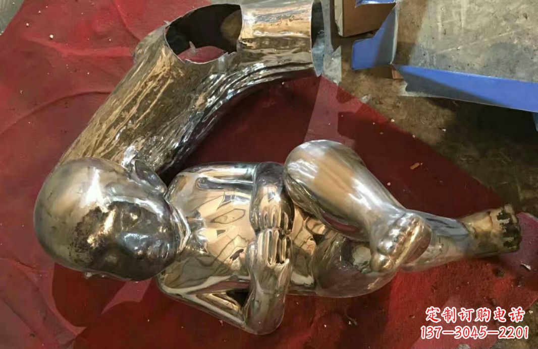 烟台公园不锈钢枕着木头睡觉的儿童雕塑