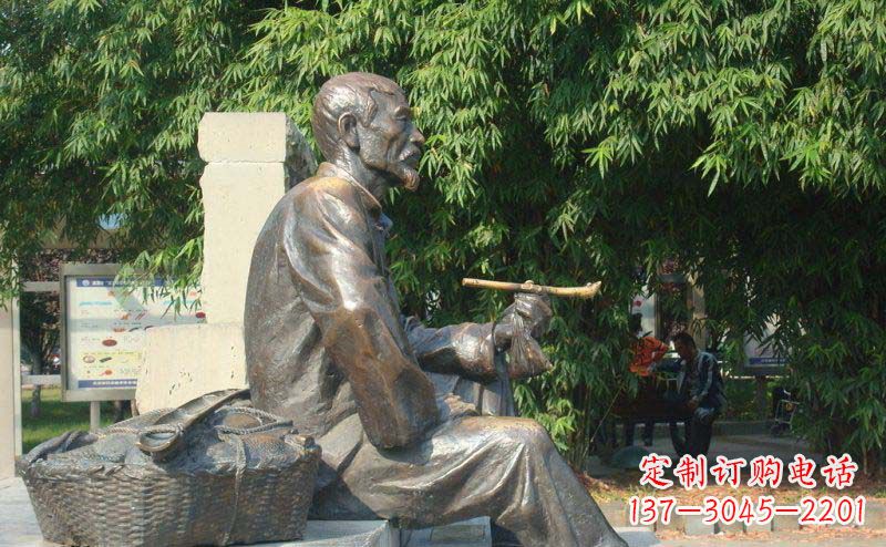 烟台老人小品铜雕抽袋烟的智慧与景仰