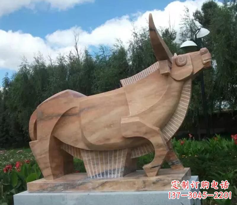 烟台公园抽象动物牛石雕