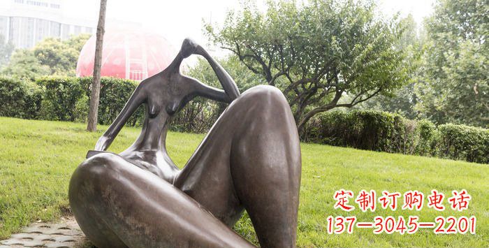 烟台公园抽象女人景观铜雕