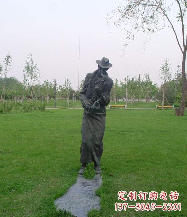 烟台公园吹萨克斯人物铜雕