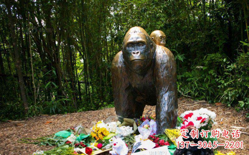 烟台公园大猩猩动物铜雕