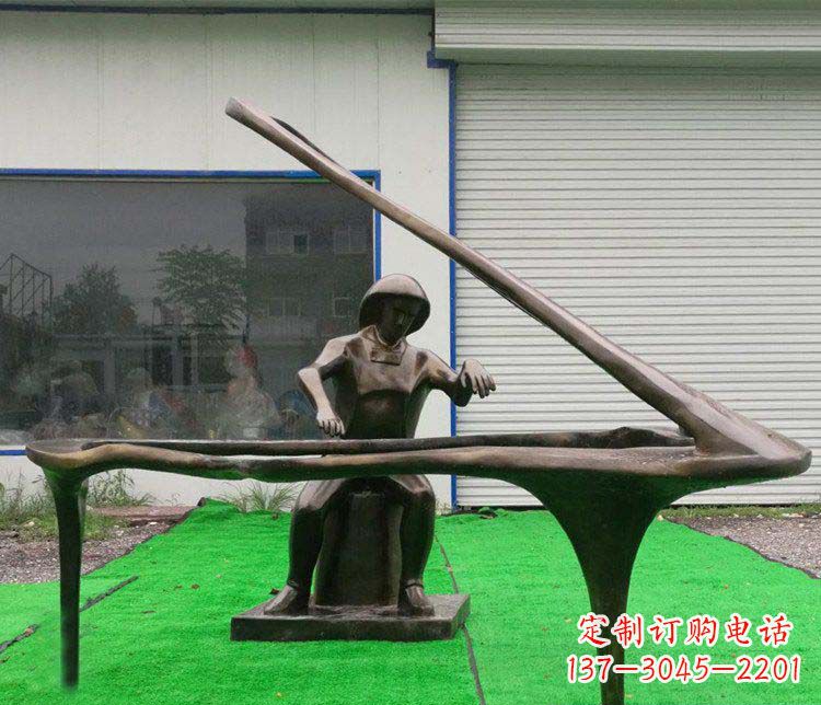烟台公园弹钢琴的抽象人物小品铜雕