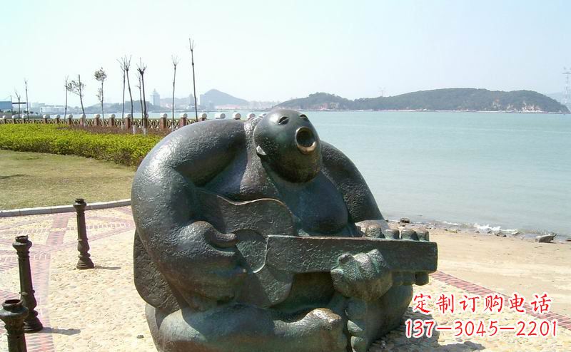 烟台公园弹吉他抽象人物铜雕