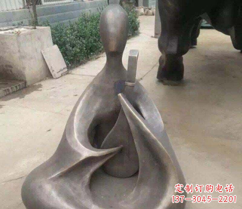 烟台抽象景观弹琵琶铜雕