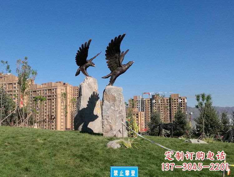烟台公园动物老鹰铜雕