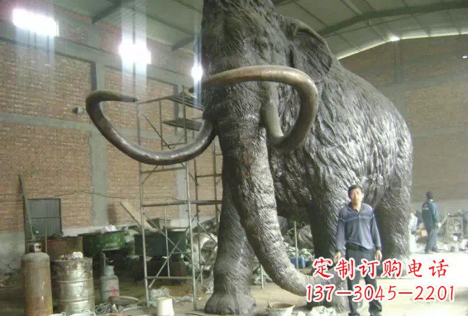 烟台公园动物长毛象铜雕