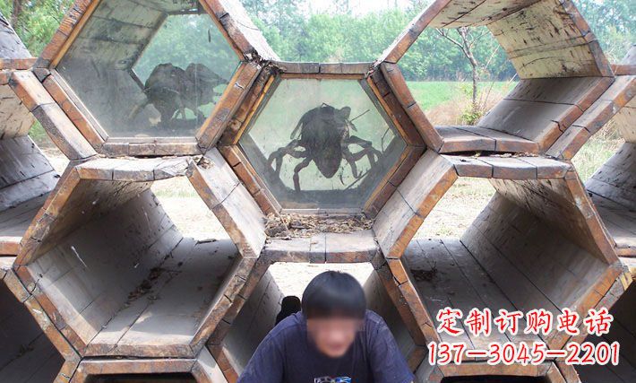 烟台公园蜂巢里的蜜蜂动物铜雕