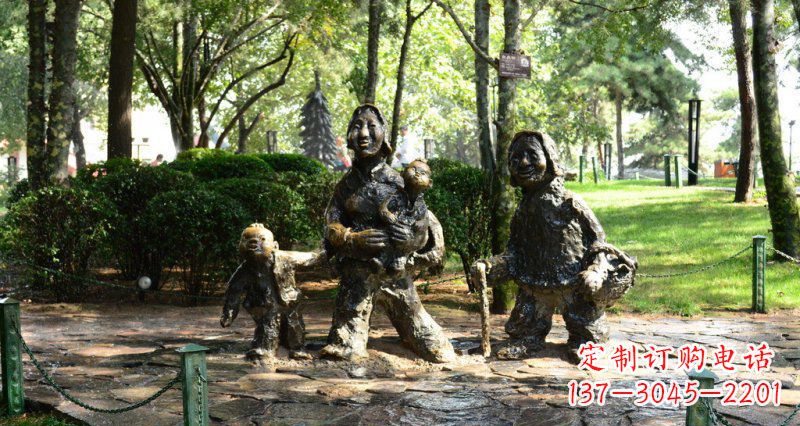 烟台公园赶路的抽象妇女和小孩小品铜雕