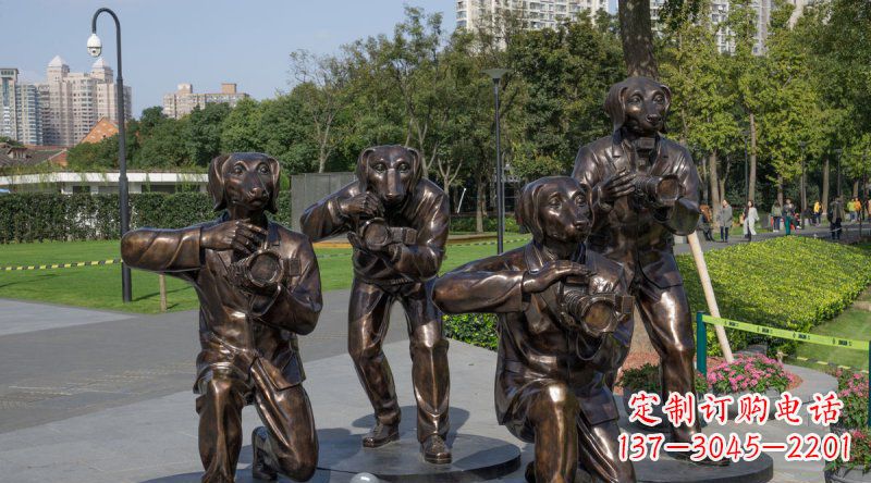 烟台公园狗头人身创意铜雕