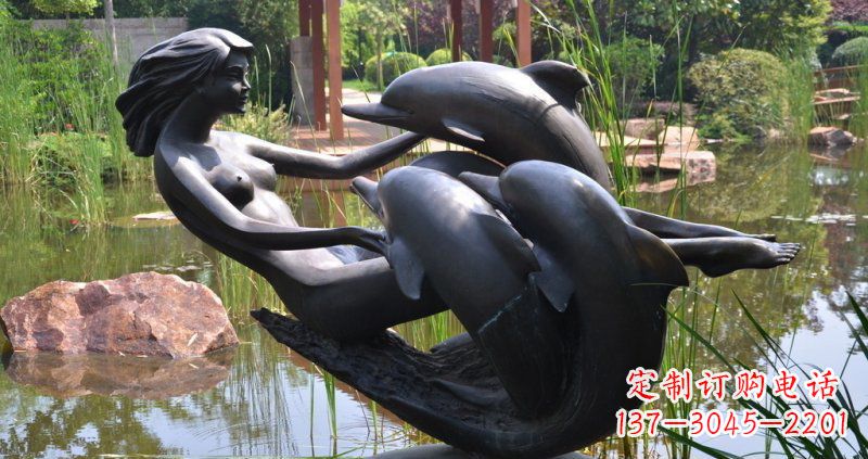 烟台公园海豚和女孩景观铜雕