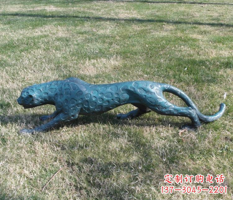 烟台公园金钱豹铜雕