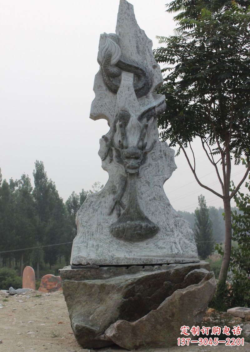 烟台公园景区青石吐水龙