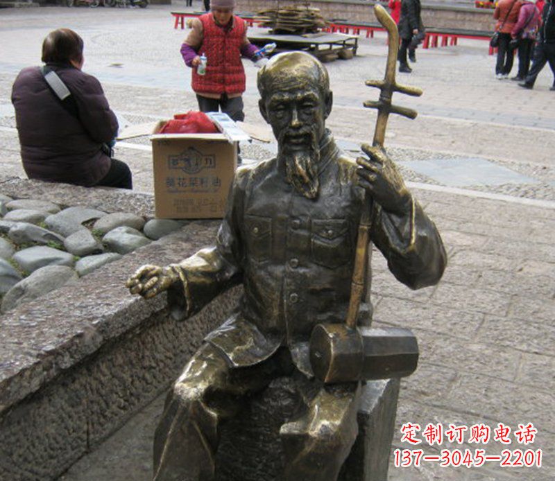 烟台精美绝伦的「老人拉二胡铜雕」