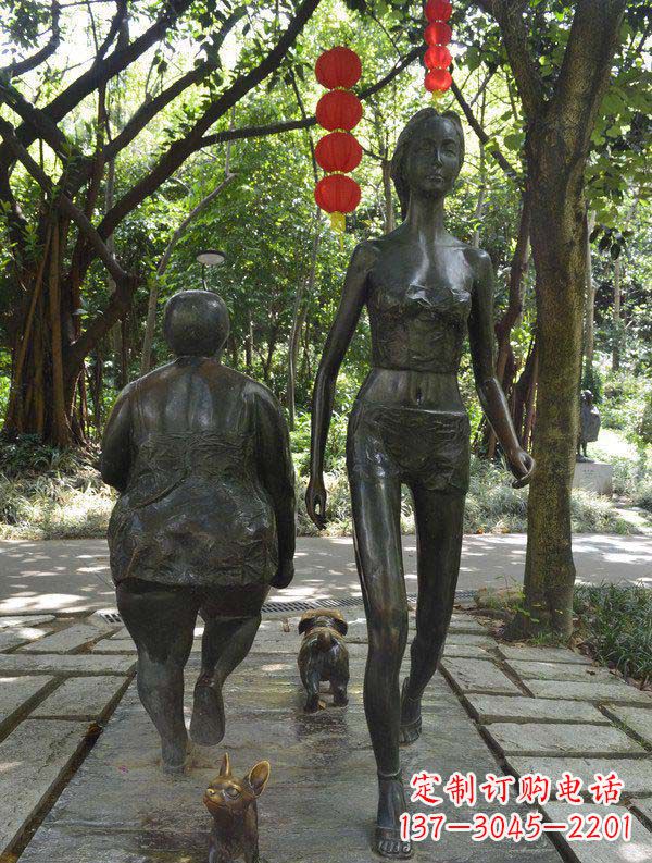 烟台公园遛狗的女孩小品铜雕