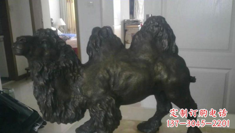 烟台室外骆驼铜雕塑,为公园景观增添美感